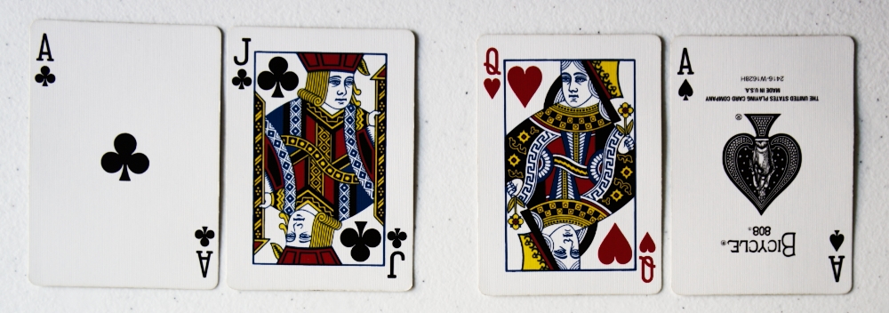 2 pairs of cards, no same shape